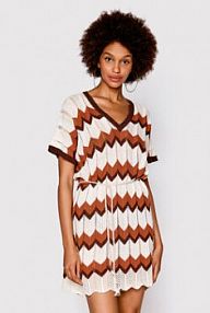 Sukienka dzianinowa Rinascimento wielokolorowa CFM0010832003 Kolorowy Relaxed Fit