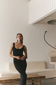 Sukienka midi Muuv.  czarna sukienka.dlug