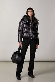 Krótka kurtka puchowa z kapturem czarna PATRIZIA PEPE damska