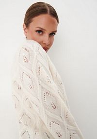 Kremowy sweter z ozdobnym splotem Mohito beżowy damski