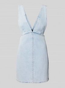 Sukienka jeansowa z dekoltem w serek EDITED niebieska EAN DNM Dress short