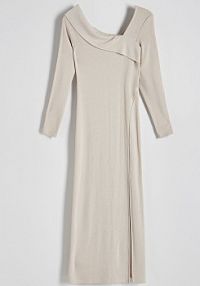 Dzianinowa sukienka z asymetrycznym dekoltem Reserved beżowa 6894B-08X