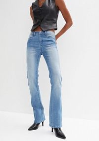Dżinsy z rozkloszowanymi nogawkami, mid waist, ze stretchem  damskie Bonprix