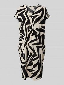 Sukienka mini ze wzorem na całej powierzchni i dekoltem w serek model Floi FREE/QUENT czarna EAN Tuni Grafisch VN