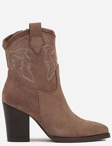 Ciemnobeżowe Botki kowbojki na Słupku Ozdobione Haftem Riamara ballada