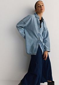 Jeansowa koszula z aplikacją Reserved niebieska 8446B-50J