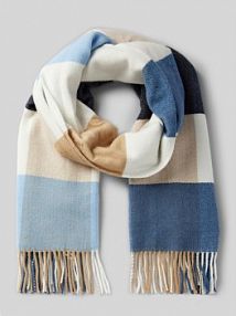 Szal z miękkiej mieszanki wiskozy z długimi frędzlami i wzorem w kratę s.Oliver RED LABEL niebieski damski EAN 2154668