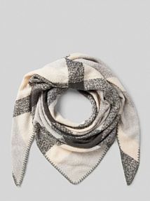 Szal trójkątny z delikatnym tkanym wzorem s.Oliver RED LABEL czarny damski EAN 2158352