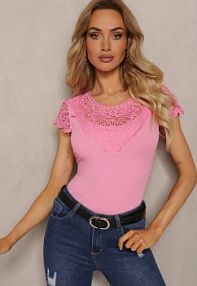 Różowy t-shirt z Prążkowanego Materiału z Koronkowymi Rękawami i Dekoltem Hlilada fashion damski