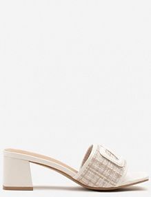 Białe klapki na Słupku z Tweedową Cholewką i Aplikacją Sesamoria gowin