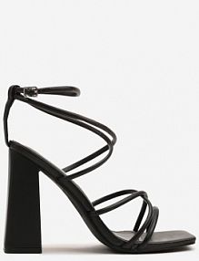 Czarne sandały na Słupku Ozdobione Kwadratowym Noskiem Nilusca ciaodeo