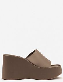 Ciemnobeżowe klapki na Koturnie i Platformie Julixia cink me