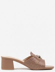 Brązowe klapki na Obcasie ze Wstawką z Plecionki i Elegancką Aplikacją Leandrae Renee
