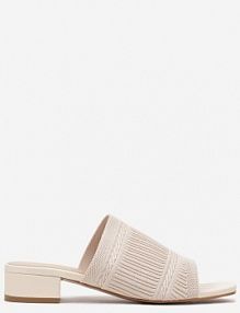 Jasnobeżowe klapki na Słupku Ozdobione Tłoczoną Cholewką Dolavera Renee