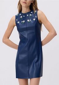 Sukienka z imitacji skóry z aplikacjami Reserved granatowa 496EN-59X