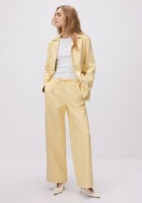 Spodnie z imitacji skóry Reserved żółta 502EN-10X