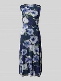 Sukienka koktajlowa z lejącego materiału z okrągłym dekoltem Swing granatowa EAN 5AJ13500