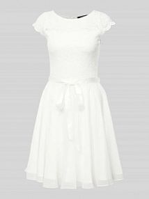 Sukienka koktajlowa z obszyciem koronką i wiązanym paskiem Swing biała EAN 77760510