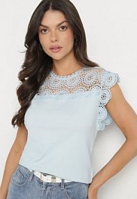 Jasnoniebieska Bawełniana bluzka z Koronkowym Zdobieniem przy Dekolcie Fevarelle Born2Be damska