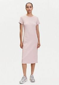 Sukienka codzienna Puma różowa Her 685063  Regular Fit