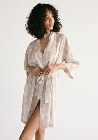 Wzorzysty szlafrok z paskiem Reserved beżowy damski 043EY-80X