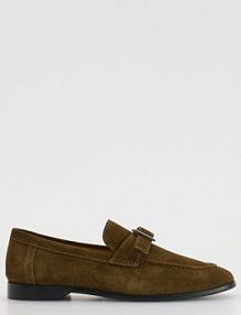 Zamszowe loafersy z klamrą Reserved brązowe 107FF-89X
