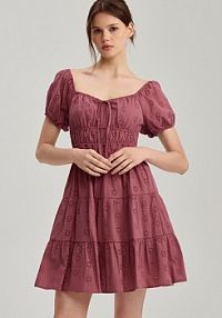 Ciemnoróżowa sukienka mini z bufiastym rękawem i haftem angielskim House fioletowa 713EZ-34X