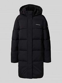 Płaszcz pikowany z kapturem i logo Guess Jeans czarny damski EAN W4BL24WGII2