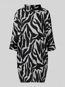 Sukienka z dzianiny o kroju relaxed fit z szerokim golfem Apricot szara EAN 667006