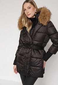 Czarna kurtka z Pikowanymi Przeszyciami Paskiem i Kapturem z Futrem Lidanessa Born2Be damska