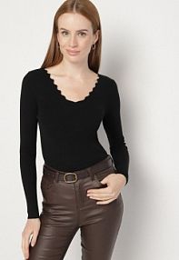 Czarny Dopasowany sweter z Nieregularnym Dekoltem w Serek Fenarela Born2Be damski