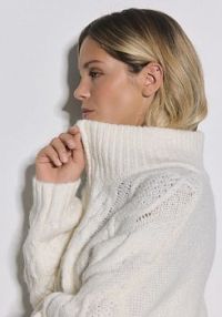 Sweter z ozdobnym splotem Reserved biały damski 286GV-01X