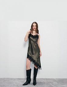 Asymetryczna sukienka satynowa mini typu slip dress z koronką oliwkowa House zielona 470IU-97X