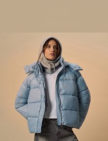 Pikowana jasno kurtka zimowa puffer z połyskującego materiału House niebieska damska 691EW-05X