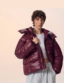 Pikowana bordowa kurtka zimowa puffer z połyskującego materiału House brązowa damska 691EW-83X