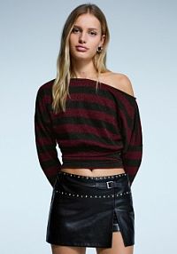 Asymetryczna koszulka z długim rękawem w błyszczące paski Bershka czerwony damski