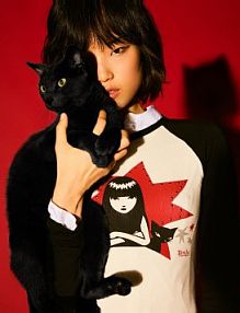 Koszulka emily the strange z długim rękawem i nadrukiem Bershka biała damska