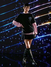 Koszulka kpop demon hunters saja boys z krótkim rękawem i nadrukiem z filtrem cyfrowym Bershka czarna damska