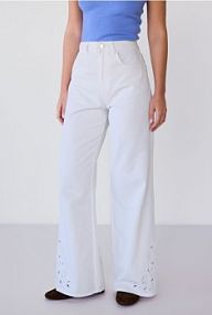 Jeansy wide leg z ażurowym wzorem Reserved białe damskie 111IX-00J