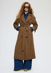 Długi trencz z paskiem Reserved brązowy 495IA-82X