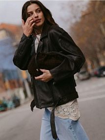 Pleciona torebka z imitacji zamszu Reserved brązowa 774FC-89X