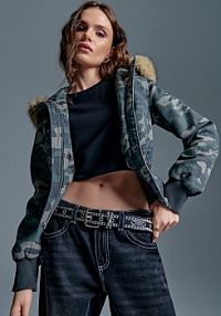 Kurtka bomber ze wzór camo ze sztucznym futerkiem przy kapturze House 432HW-MLC