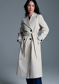 Długi kremowy trencz z paskiem i dwurzędowym zapięciem House beżowy 908HN-01X