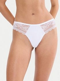 Stringi Triumph białe Comfort Allure 10226379